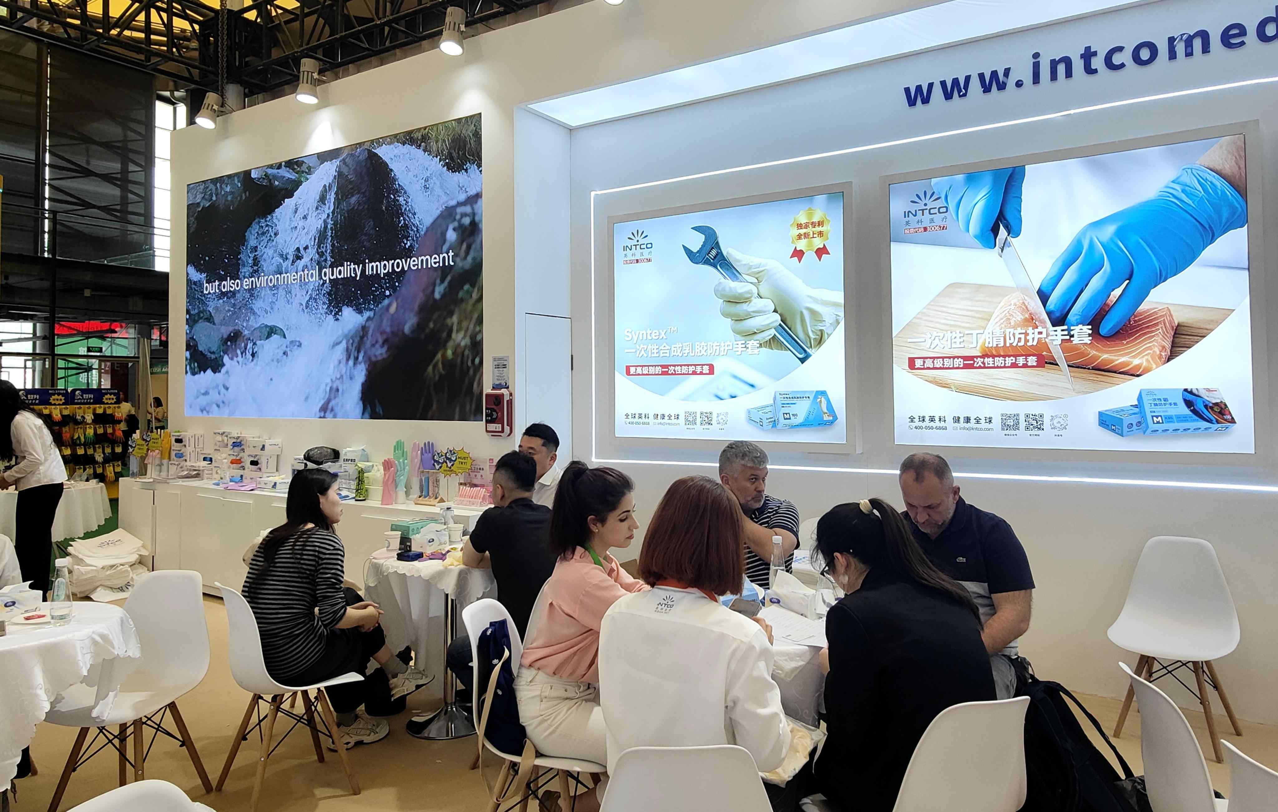 尊龙官方医疗精心打造了食品餐饮、无尘洁净、实验制药、工业防护四大主题展区